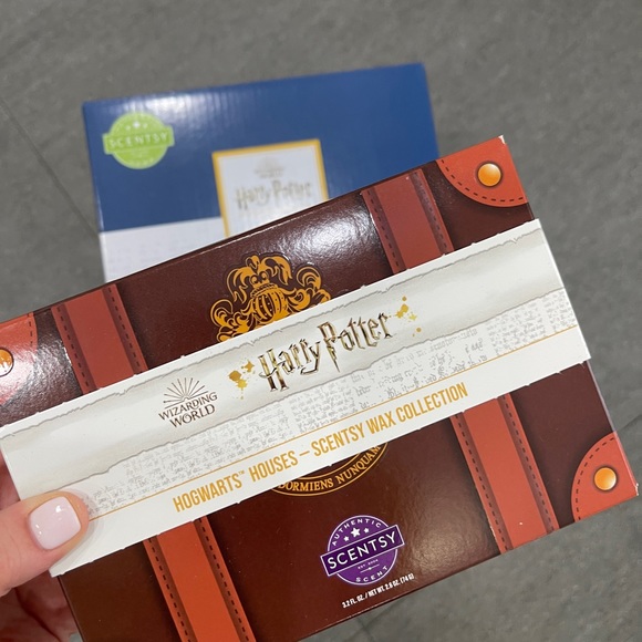 Harry Potter Hogwarts Scentsy Warmer w/ Wax Bars - Picture 2 of 5